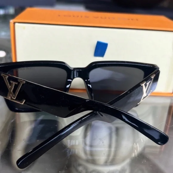 BRAND NEW … Auth. Louis Vuitton Black Sunglasses with Gold Logo - Picture 2 of 3